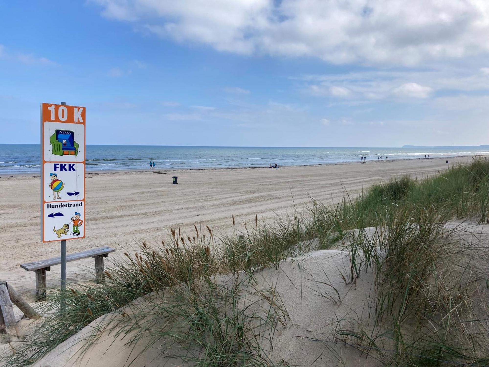 Reet Am Strand Mit Hund Karlshagen المظهر الخارجي الصورة